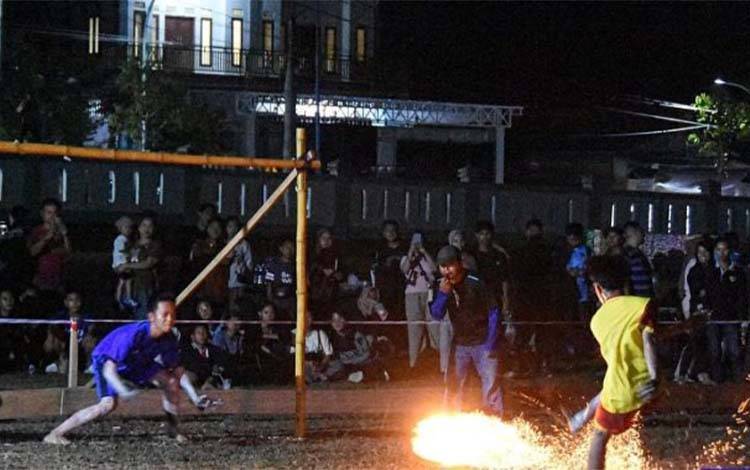Meriahkan FBIMBT 2025, Pj Bupati Barito Utara Saksikan Lomba Sepak Sawut