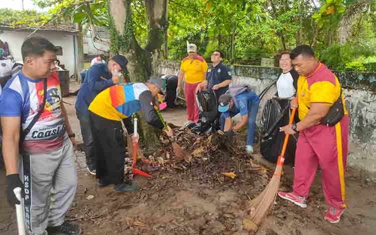 KSOP Sampit Gelar Aksi Bersih-Bersih Pelabuhan dalam Rangka Hari Perhubungan Nasional