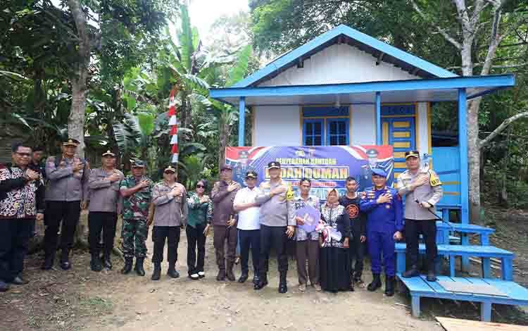 Kapolda Kalteng Serahkan Bansos dan Bedah Rumah di Barito Selatan