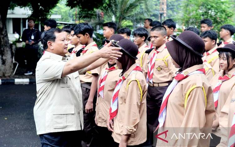 Kunjungi Sekolah Rakyat, Presiden Prabowo Beri Semangat Siswa