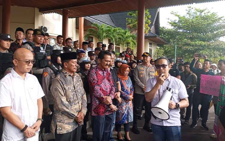 Koalisi Masyarakat Sipil-Mahasiswa Sampaikan 10 Tuntutan di DPRD Kobar