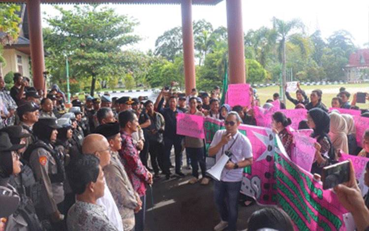 Mahasiswa dan Masyarakat Kobar Soroti Kinerja DPRD dan Desak Tanda Tangan Tuntutan 17+8