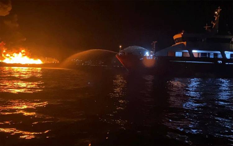 SAR Gabungan Evakuasi ABK KLM Maryam Indah Terbakar di Laut Banggai