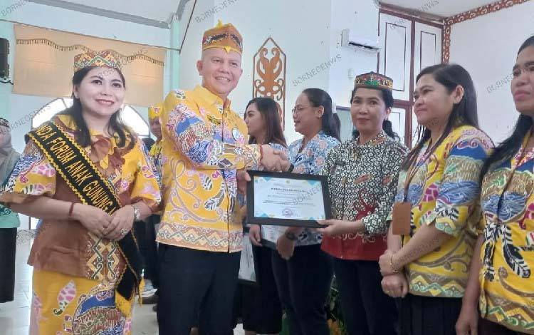 Pemkab Gunung Mas Beri Penghargaan kepada Puskesmas Tampang Tumbang Anjir
