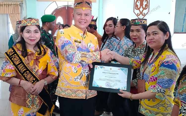 Pemkab Gunung Mas Beri Penghargaan kepada Puskesmas Kurun Terkait Pengelolaan SIGA-SIRIKA