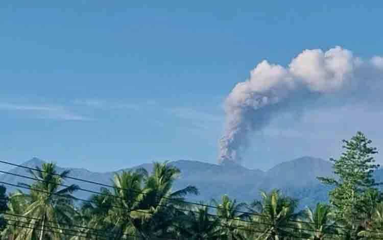 Gunung Dukono Lontarkan Abu Vulkanik Setinggi 1.000 Meter