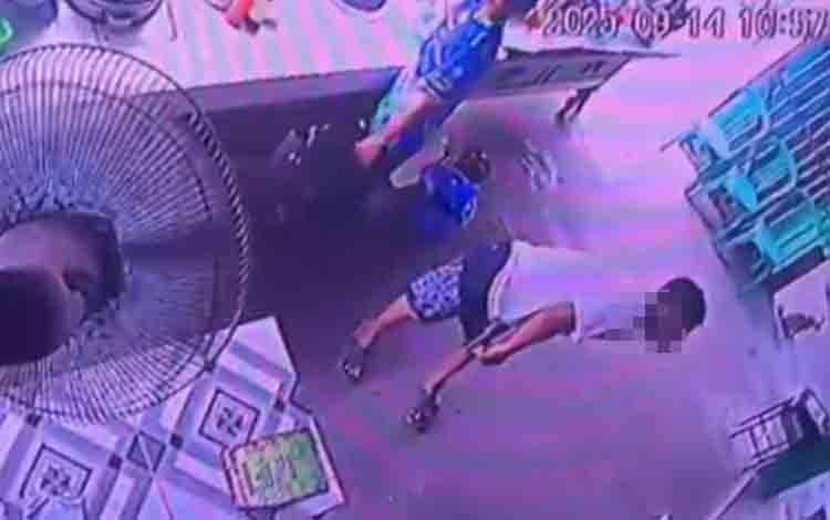 Pria Misterius Terekam CCTV Curi Uang di Warung Bakso Kuala Kapuas