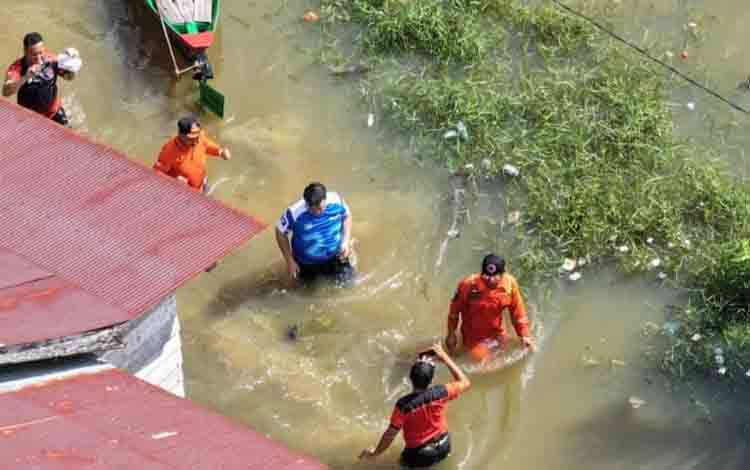 Bupati Lamandau Turun Langsung Evakuasi Warga Terdampak Banjir