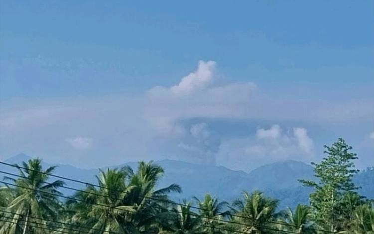 Gunung Dukono Kembali Lontarkan Abu Vulkanik Hingga 500 Meter