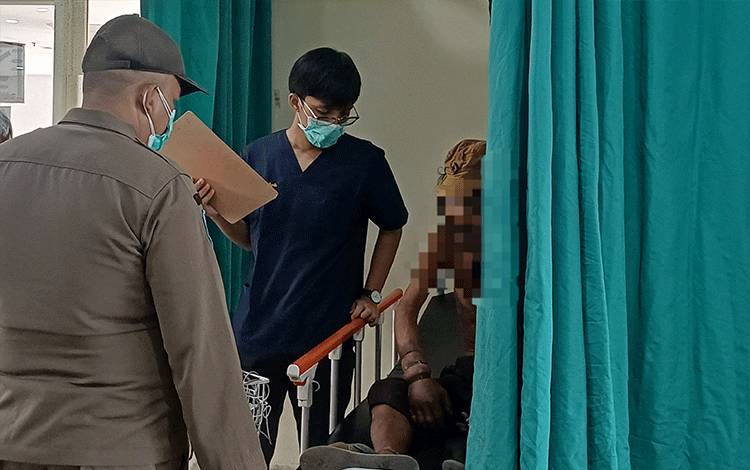 Dinsos Kotim Evakuasi ODGJ dengan Tangan Bengkak Akibat Lilitan Tali dan Kawat