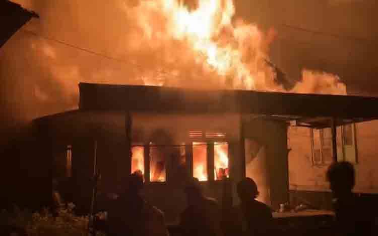 Relawan BPK Kapuas Berjibaku Padamkan Tiga Rumah Terbakar di Perbatasan Kalteng-Kalsel