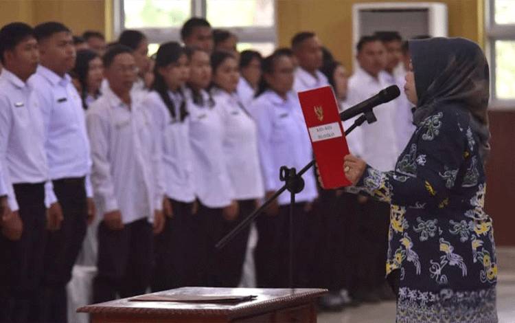 Bupati Kobar: Aparatur Harus Berkomitmen Berikan Pelayanan Terbaik Bagi Masyarakat