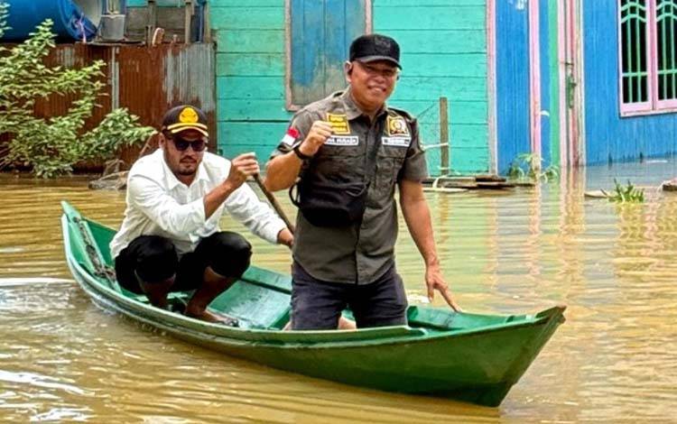 Anggota Komisi II DPRD Barito Utara dan Pemerintah Kecamatan Teweh Baru Tinjau Banjir