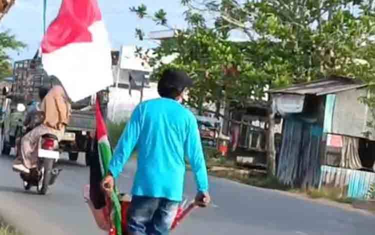 Petualangan Seorang Pria Masuk wilayah Kapuas, Mengelilingi Indonesia dengan Gerobak Dorong Berbendera