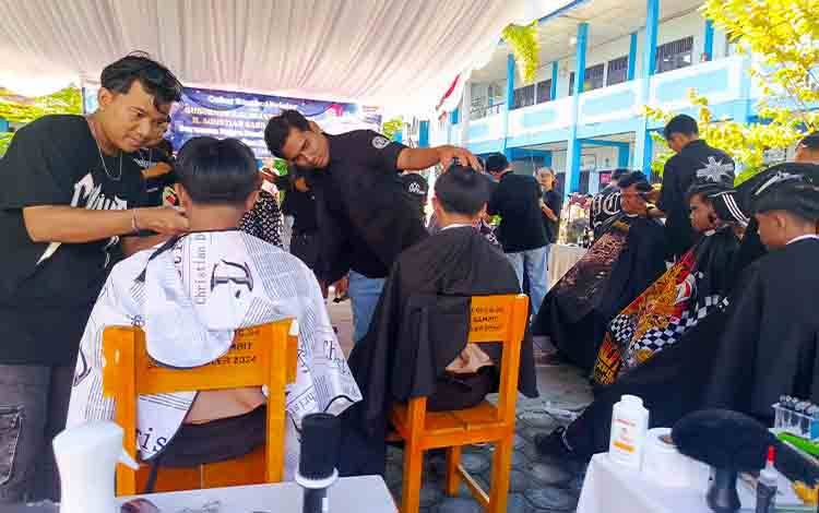 Cukur Rambut Siswa Gratis Warnai Kunjungan Gubernur Kalteng di SMAN 1 Sampit