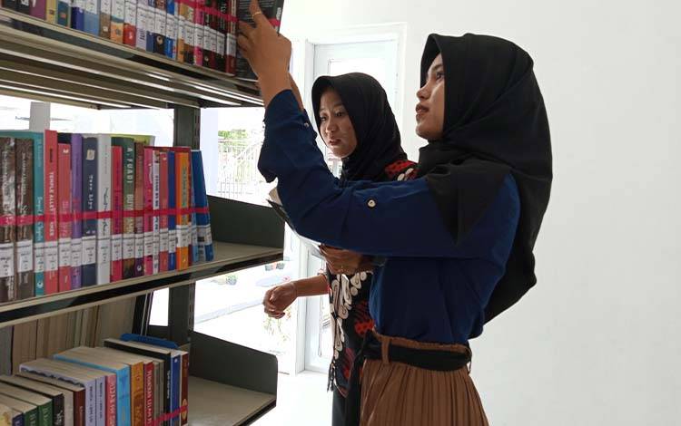 Generasi Muda Antusias Sambut Koleksi Buku Baru di Perpustakaan Daerah Kobar