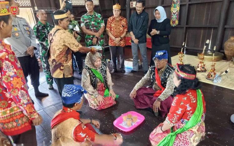 Bupati dan Wabup Kobar Terima Gelar Adat Dalam Acara Nyangkolatan Mantir