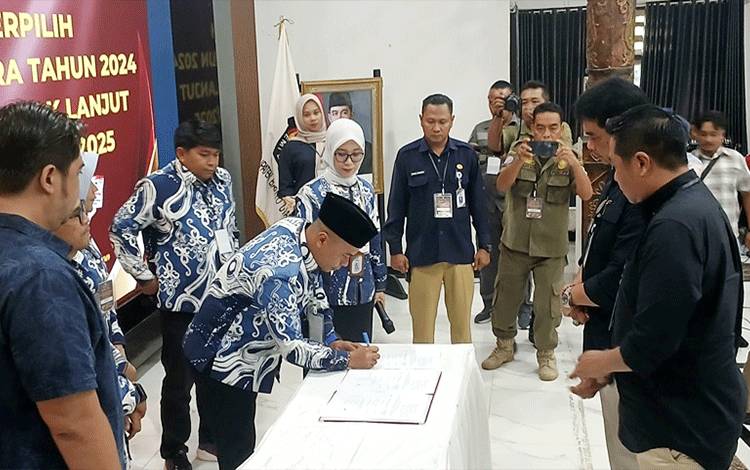 Shalahuddin-Felix Ditetapkan KPU sebagai Bupati dan Wakil Bupati Barut
