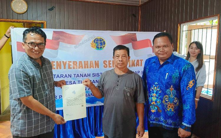 Kantor Pertanahan Gumas Serahkan 117 Sertifikat Tanah kepada Warga Desa Tumbang Hamputung
