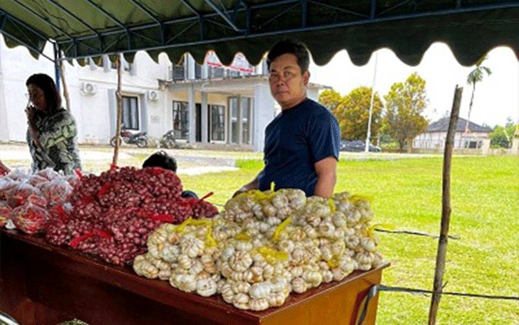 Bupati Lamandau Gelontorkan Dana Pribadi untuk Gelar Pasar Penyeimbang