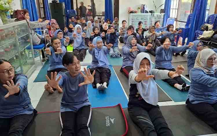 DWP Dinas TPHP Kalteng Ajak Anggota Jaga Kesehatan Lewat Yoga