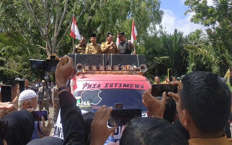 Bupati Seruyan Temui Massa Aksi Tuntut Pembayaran SHUK di Halaman Kantor Bupati