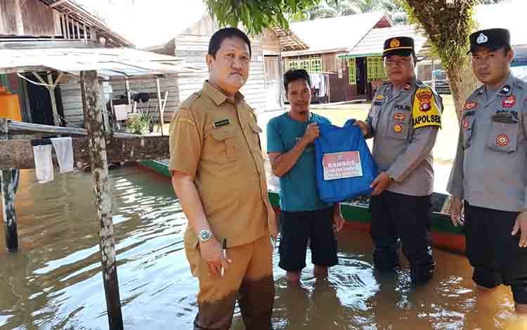 Polsek Hanau Salurkan Bantuan untuk Warga Terdampak Banjir