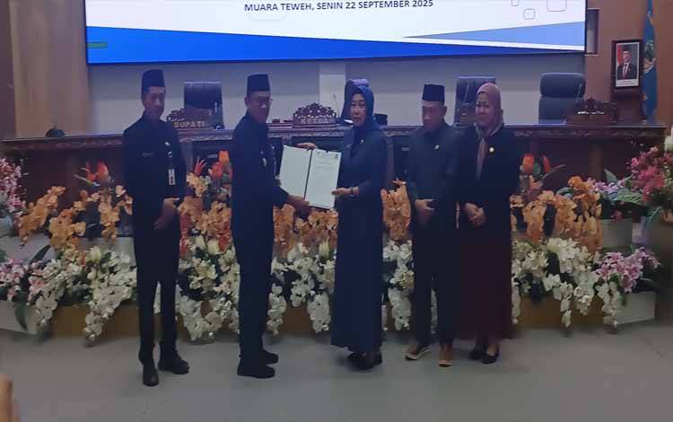 Fraksi DPRD Barito Utara Sampaikan Pemandangan Umum Terhadap Raperda Perubahan APBD 2025