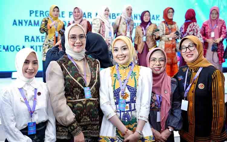 Aisyah Dorong Pengrajin Kalteng Tingkatkan Kualitas Produk