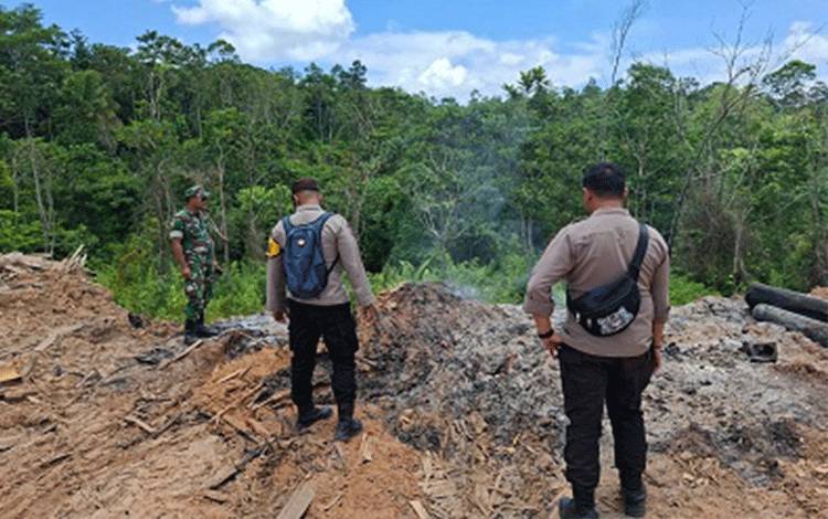 Aparat Gabungan Tangani Kebakaran Lahan di Desa Tumbang Manggu, Katingan