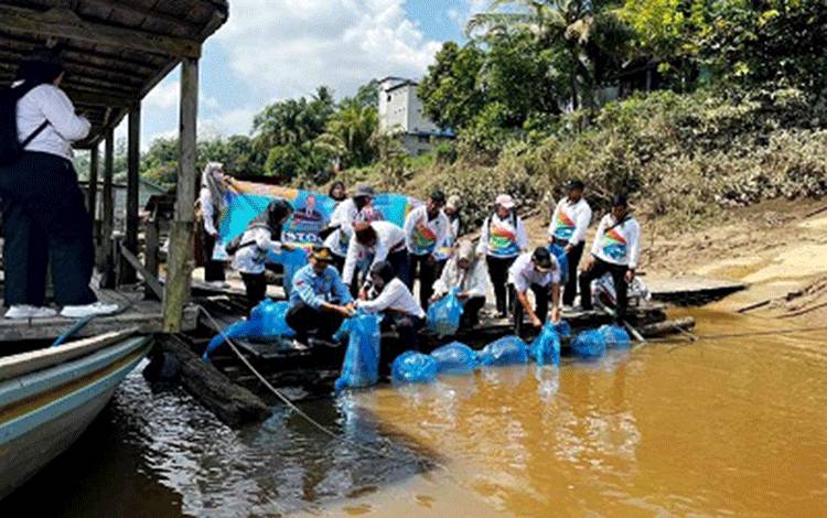 38 Ribu Benih Ikan Ditebar di Sungai Barito dan Nihan