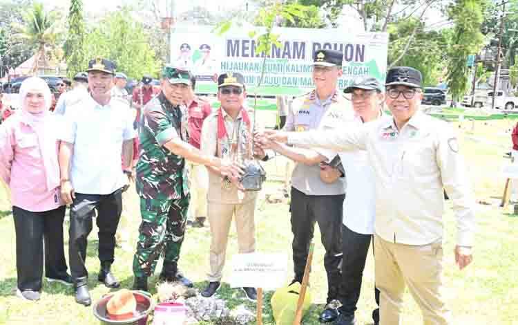 Gubernur Tinjau Pasar Murah dan Tanam Pohon di Buntok