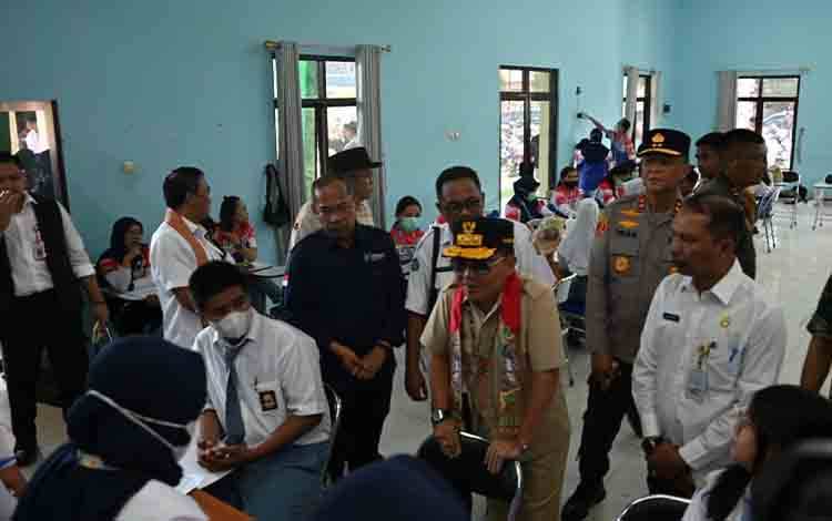 Gubernur Agustiar Tinjau Layanan Cek Kesehatan Gratis Pelajar Buntok