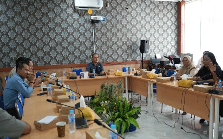 Anggota DPRD Palangka Raya, Khemal Nasery, saat memimpin rapat Raperda inisiatif DPRD. (Foto:MARINI)