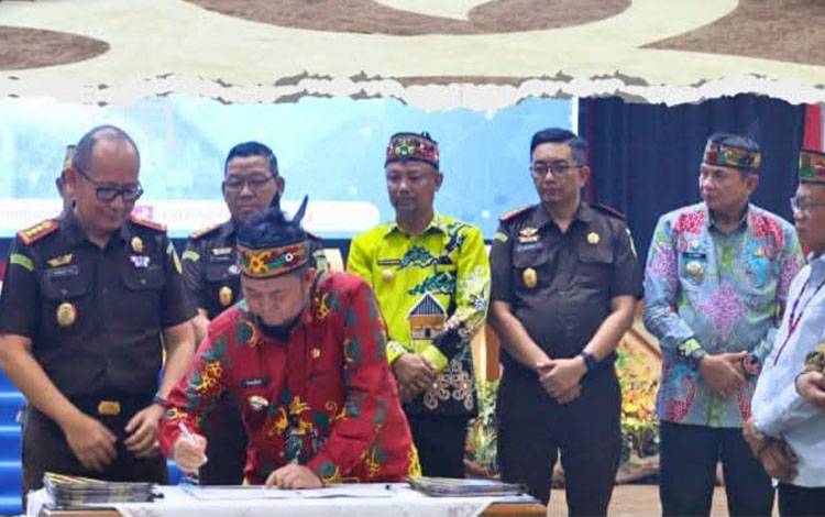 Hadiri Penandatanganan Perjanjian Kinerja Koperasi Merah Putih dengan Menkop UKM-Gubernur Kalteng, ini Kata Bupati Katingan