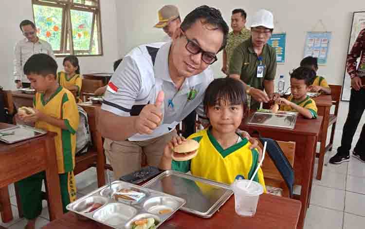 Program Makan Bergizi Gratis Resmi Dimulai di Kecamatan Benua Lima