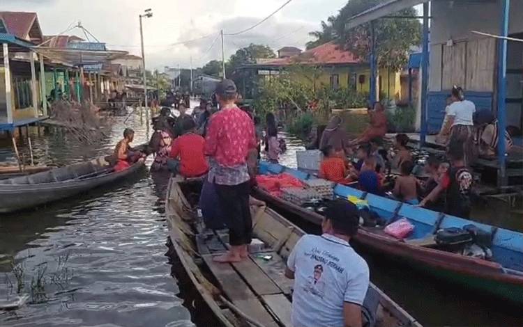 Akses Terputus Akibat Banjir, Warga Desa Hanjalipan Gunakan Perahu untuk Aktivitas