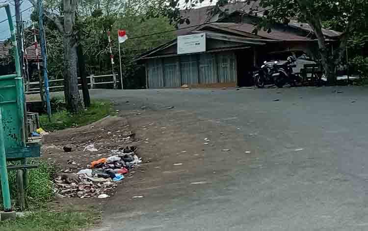 Tumpukan Sampah di Bahu Jalan Seth Adji Dikeluhkan Warga Kuala Kapuas
