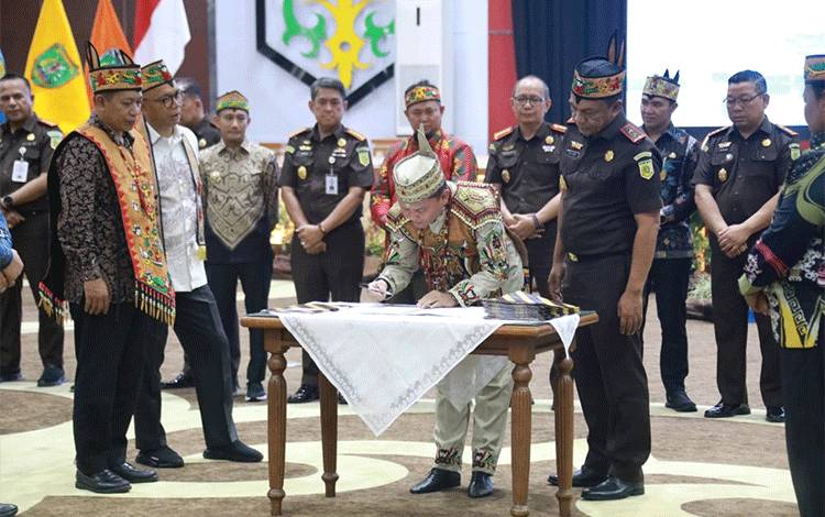 Pemprov Kalteng dan Kejaksaan Teken PKS Jaksa Garda Desa serta Koperasi Merah Putih