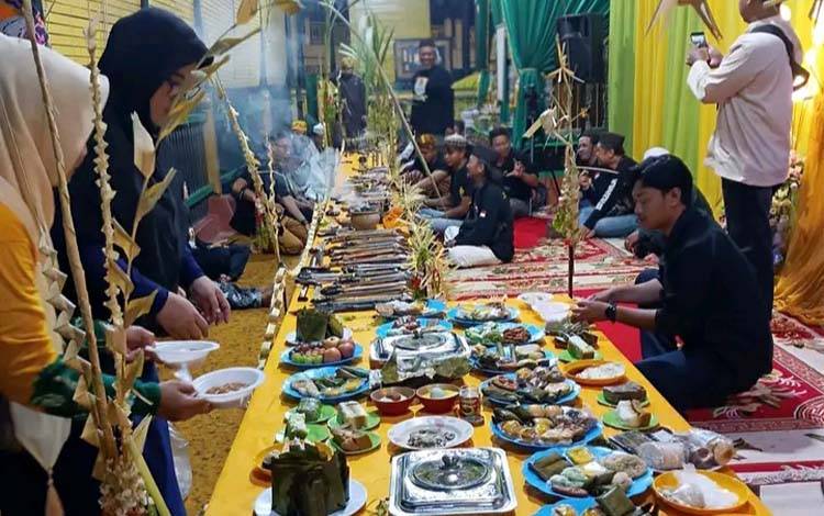 Aruh Kuin Ma'aturi Dahar, Tradisi Sakral Banjar Padukan Pusaka dan 41 Macam Kue Khas