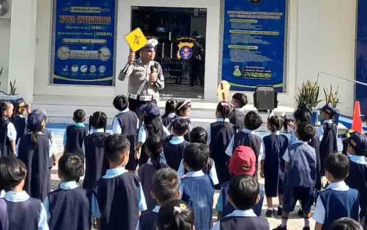 Polres Lamandau Edukasi Anak TK tentang Tugas Polisi dan Keselamatan Lalu Lintas