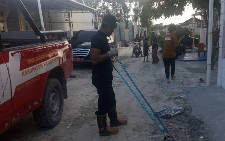 Damkar Kobar Evakuasi Ular Cobra di Perumahan Wengga Madurejo