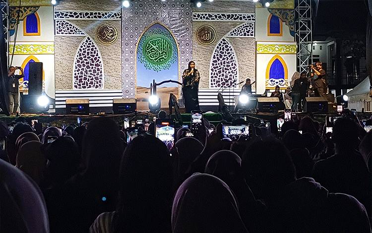 Penyanyi Sulis Cinta Rasul Hibur Penonton saat Pembukaan MTQ ke-56 Kotim