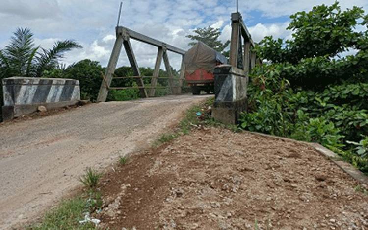 Pemkab Kotim Peringatkan Warga Tak Timbun Tanjakan Jembatan Patah Kapten Mulyono