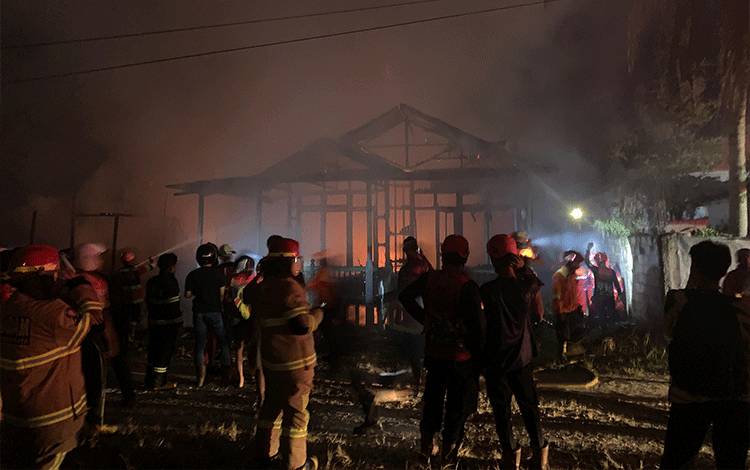 Rumah dan Barak Terbakar di Jalan Hiu Putih Palangka Raya diduga Akibat Anak-Anak Mengusir Tawon gunakan Api