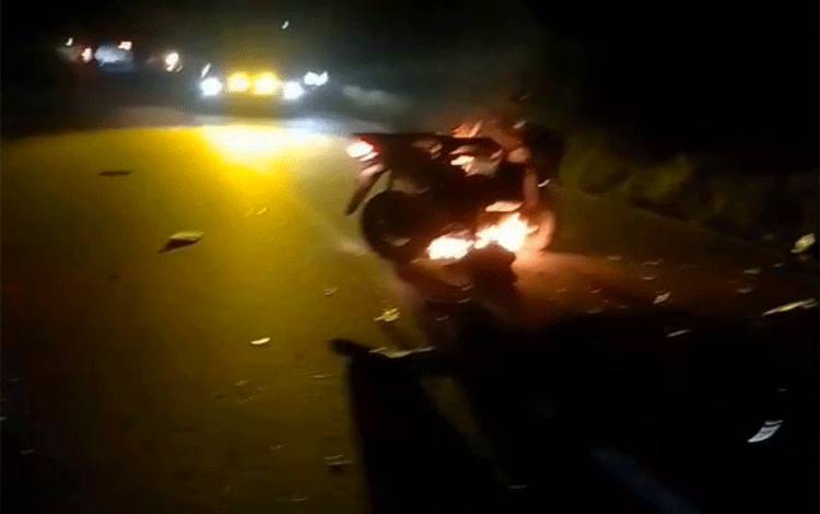 Pemotor Tewas dan Kendaraanya Terbakar usai Terlibat Kecelakaan di Jalan Pemuda Kapuas