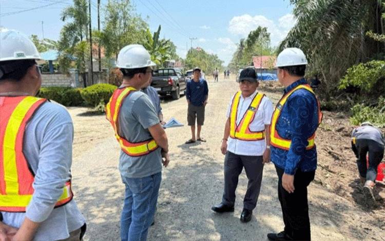 Bupati Kapuas Targetkan Jalan Lintas Desa Tamban Catur Tuntas Desember