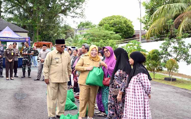 Pemkab Kobar Gelar Pasar Murah Kendalikan Inflasi dan Warga Antusias Dapat Sembako Hanya Rp20 Ribu