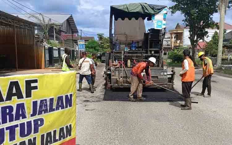 Pemkab Kotim Lakukan Pemeliharaan Jalan S Parman Sampit