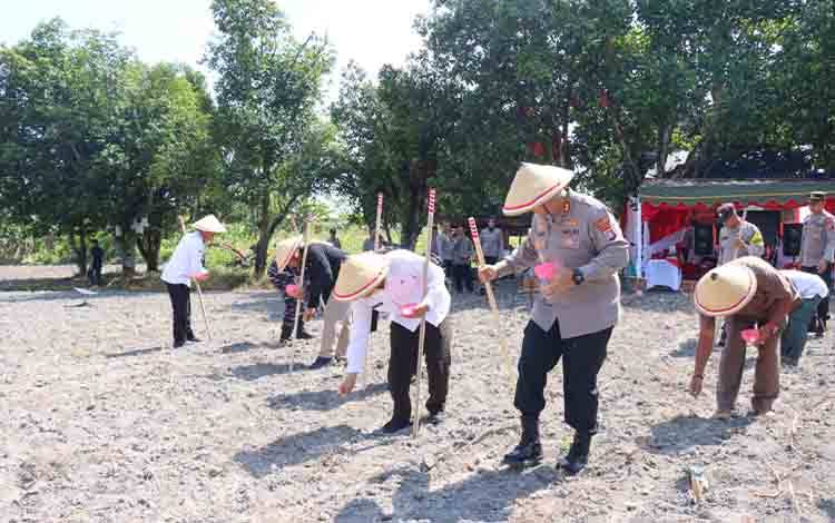 Dukung Swasembada Pangan, Polres Kobar Gelar Penanaman Jagung Serentak Kuartal IV Tahun 2025